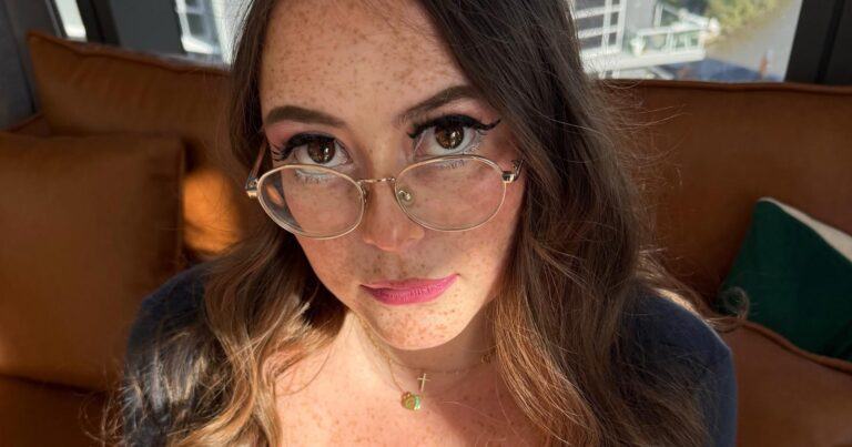 Vrouw met steeds groter wordende boezem is daten beu: “Bijna elk gesprek gaat over mijn borsten”