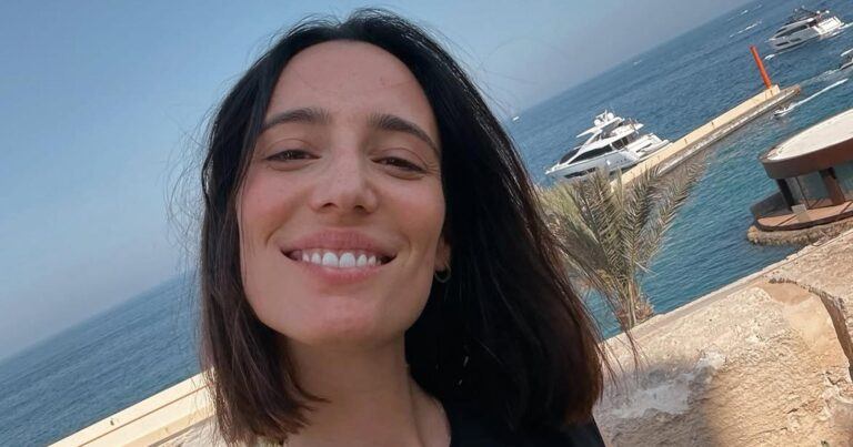 Zwangere Amelie Lens toont in bikini haar buikje: “Je ziet er geweldig uit!” (foto)