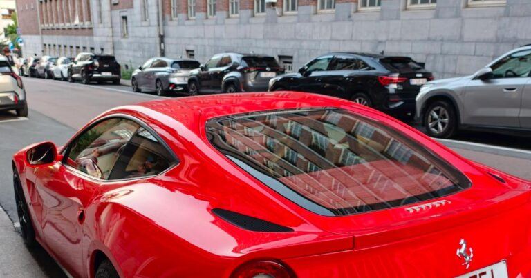 Ferrari trekt extra aandacht met gepersonaliseerde nummerplaat: “Hilarisch!” (foto)