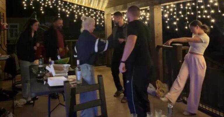 Dansende vrouw leunt tegen hekje, maar dat blijkt geen goed idee… (video)