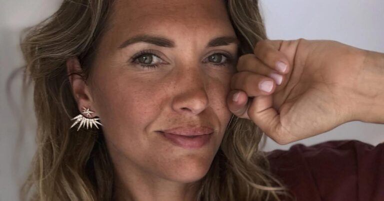 Sporza-commentator Ine Beyen pakt uit met badpakfoto: “Knapperd!”