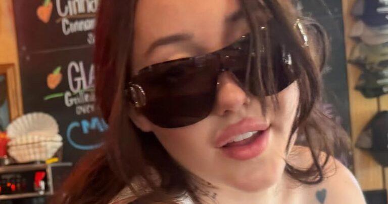Zus van Miley Cyrus pakt uit met doorschijnend topje: “Onvoorstelbaar knap!” (foto’s)