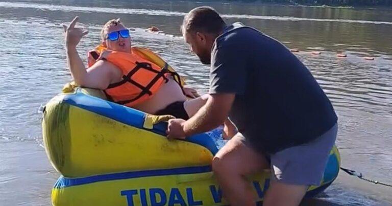 Man wil mee op opblaasband achter boot, maar dat loopt niet helemaal volgens plan (video)