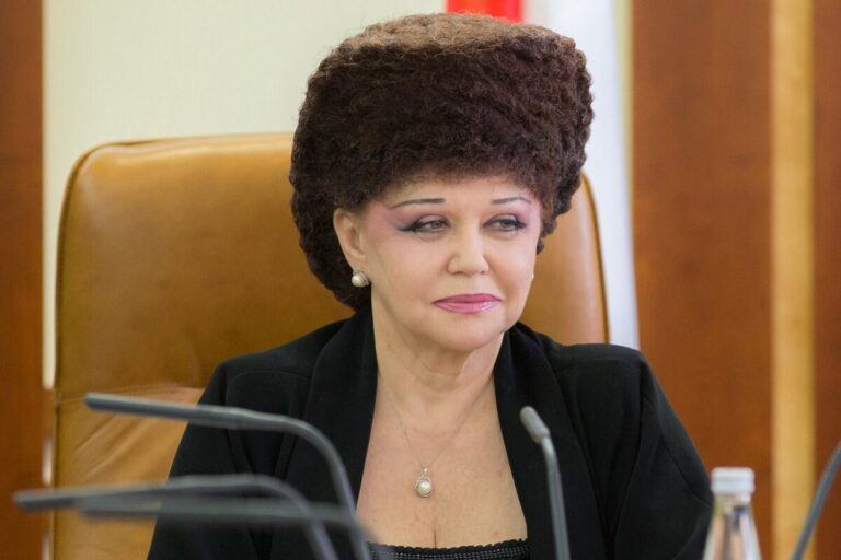 Russische politica valt op met opvallend kapsel en gaat opnieuw viraal (foto)