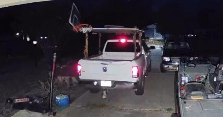 Man rijdt van oprit, maar sleurt per ongeluk iets mee: “Hoe kun je dat niet doorhebben?!” (video)