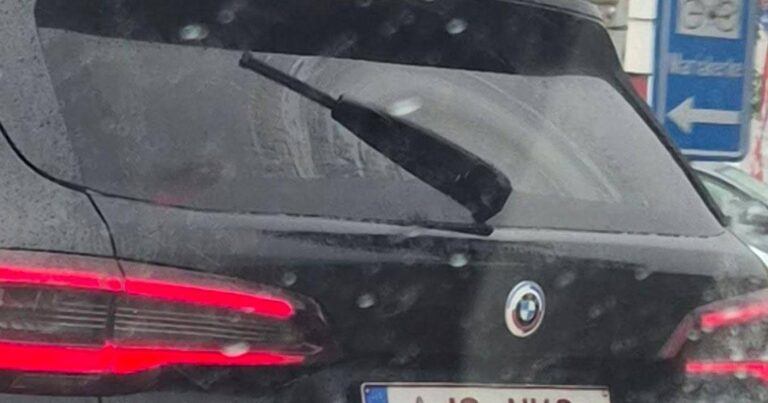 BMW met dubbelzinnige nummerplaat zorgt voor hilariteit (foto)