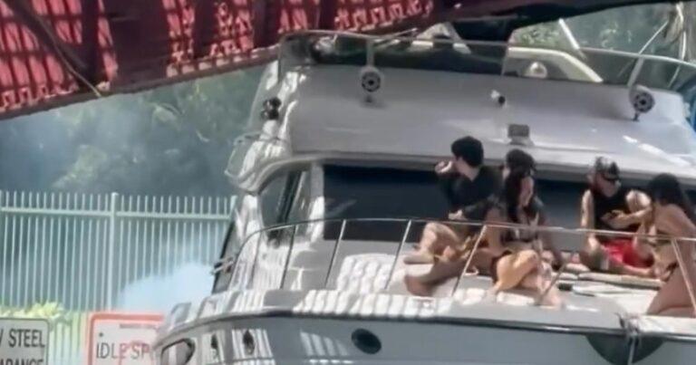 Luxejacht is te hoog om onder brug te geraken: “Nu is het een cabrio geworden” (video)