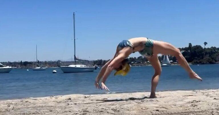 Vrouw waagt zich aan acrobatie op het strand, maar dat loopt volledig fout (video)