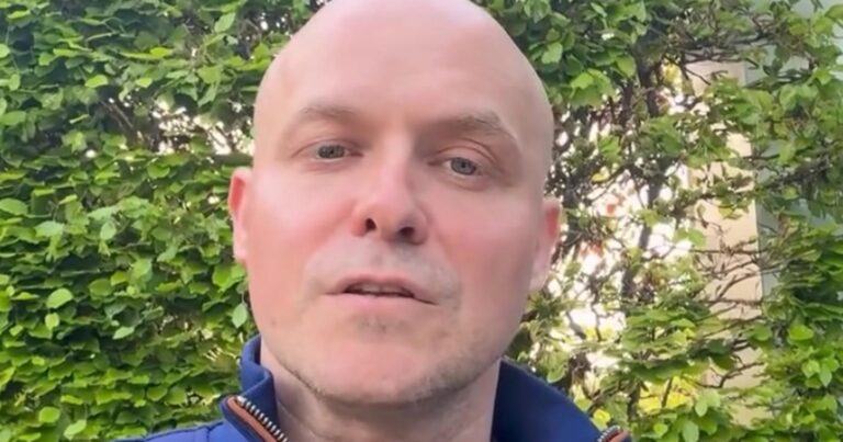 Philippe Geubels krijgt beledigend bericht, maar reageert op hilarische wijze: “Ik snap het niet” (foto)
