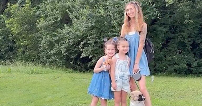 Mama wil familiefoto nemen, maar hond heeft andere plannen (video)