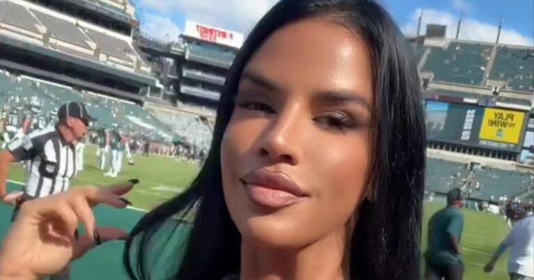 Ophef over outfit van influencer tijdens NFL-wedstrijd: “Dit is echt ongepast!” (foto’s)