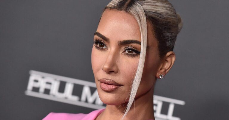 Kim Kardashian oogst lof met bikinifoto: “Je ziet er zo gelukkig uit!”