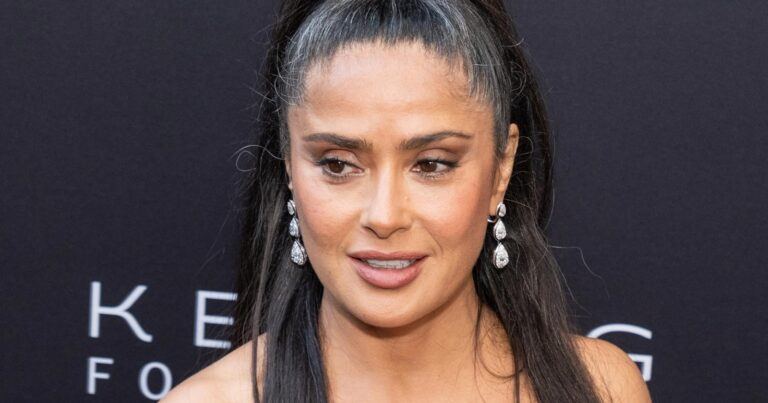 Salma Hayek viert 60ste verjaardag in haar blootje: “Natuurlijke schoonheid!” (foto’s)
